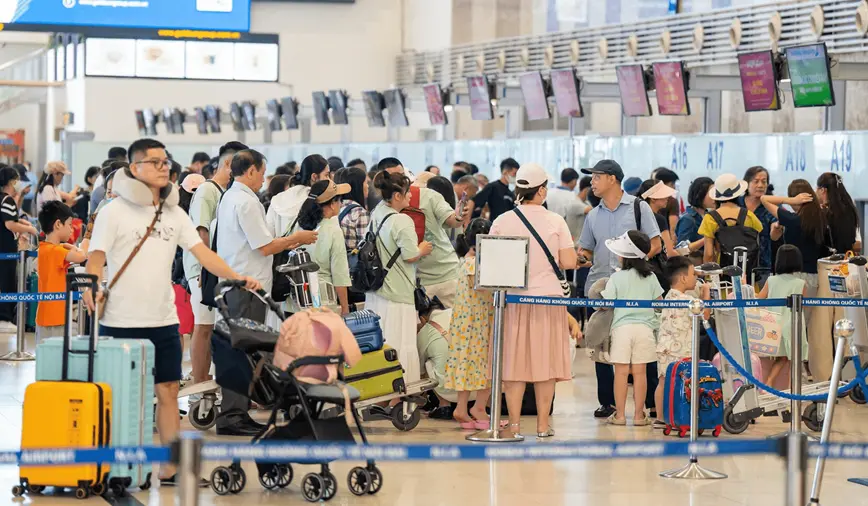 Hành khách mua vé máy bay Tết 2026 tại sân bay